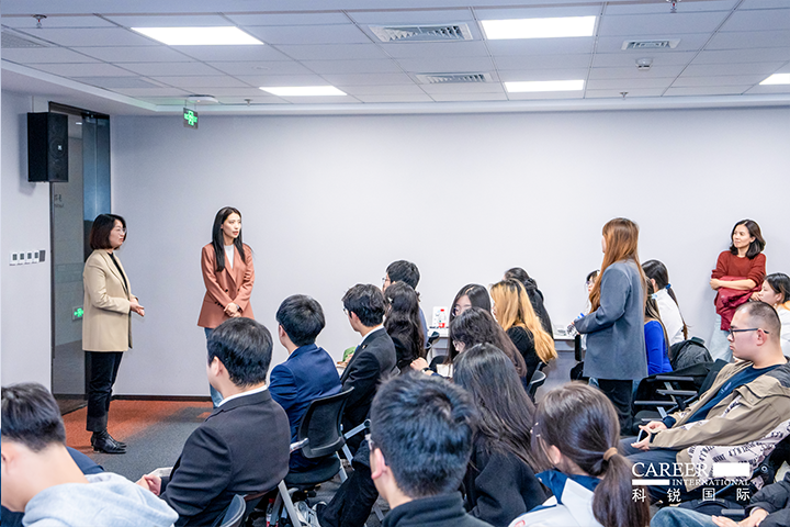 知名人力资源服务商VSPORTS(中国)国际的相关资深顾问与企业高级负责人在参访末尾回答现场关于人力资源产业的问题